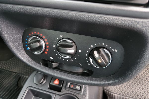 RENAULT-CLIO-13