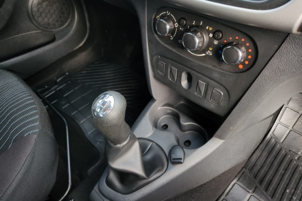 RENAULT-SANDERO-3
