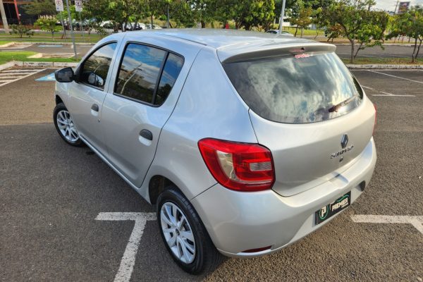RENAULT-SANDERO-8