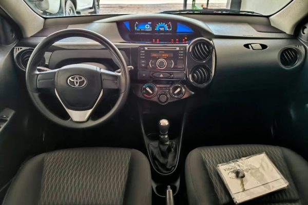 💎-TOYOTA-ETIOS-HATCH-X-1.3-2016-2017⚙️-Cambio-Manual-Prata-Flex➡️-85.267-KM➡️-Completo-C-3